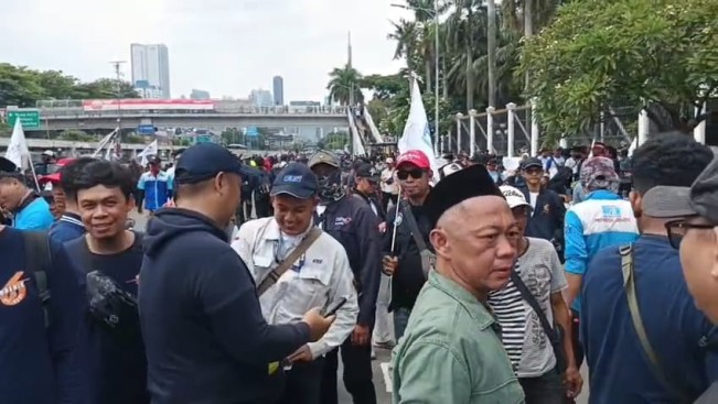 Bang Madun alias Nyak Kopsah di depan Gedung DPR, Senayan, Jakarta Pusat pada Kamis (28/8/2025). [FTNews]